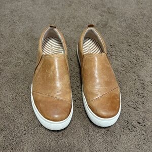 Taos twin gore lux slip on shoes size 8.5